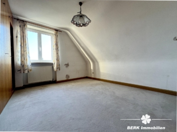 BERK Immobilien – Platz für mehr: Charmantes Haus mit zusätzlicher Bebauungsmöglichkeit - OG Zimmer II (110117)