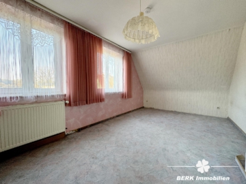 BERK Immobilien – Platz für mehr: Charmantes Haus mit zusätzlicher Bebauungsmöglichkeit - OG Zimmer I (110116)