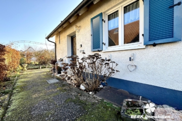 BERK Immobilien – Platz für mehr: Charmantes Haus mit zusätzlicher Bebauungsmöglichkeit - Ansicht Haustür (110108)