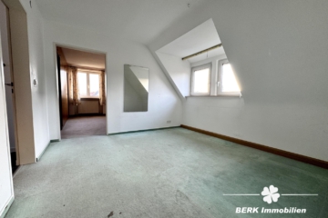 BERK Immobilien – Platz für mehr: Charmantes Haus mit zusätzlicher Bebauungsmöglichkeit - OG Flur (110114)