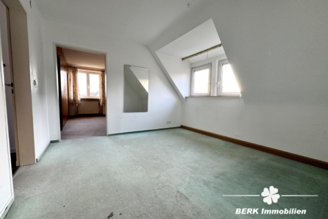 VERKAUFT – BERK Immobilien – Platz für mehr: Charmantes Haus mit zusätzlicher Bebauungsmöglichkeit - OG Flur (116436)