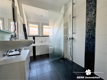 BERK Immobilien – Platz für mehr: Charmantes Haus mit zusätzlicher Bebauungsmöglichkeit - OG Badezimmer (110115)