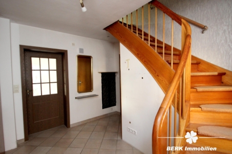 VERKAUFT – BERK Immobilien – Platz für mehr: Charmantes Haus mit zusätzlicher Bebauungsmöglichkeit - EG Flur (116435)