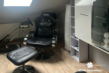 BERK Immobilien – Vermietetes Dreifamilienhaus als Kapitalanlage in Leidersbach - Wohnzimmer DG (109115)