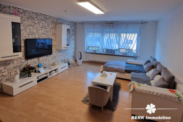 BERK Immobilien – Vermietetes Dreifamilienhaus als Kapitalanlage in Leidersbach - Wohnzimmer EG (109094)