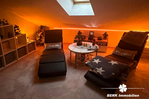 BERK Immobilien – Vermietetes Dreifamilienhaus als Kapitalanlage in Leidersbach - Wohnzimmer DG (116150)