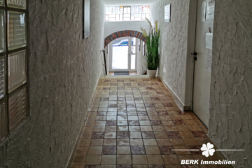 BERK Immobilien – Vermietetes Dreifamilienhaus als Kapitalanlage in Leidersbach - Hauseingang u. Keller (109116)