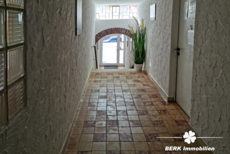 BERK Immobilien – Vermietetes Dreifamilienhaus als Kapitalanlage in Leidersbach - Hauseingang u. Keller (116152)