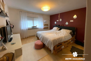 BERK Immobilien – Vermietetes Dreifamilienhaus als Kapitalanlage in Leidersbach - Schlafzimmer OG (109106)