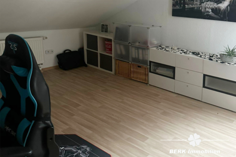 BERK Immobilien – Vermietetes Dreifamilienhaus als Kapitalanlage in Leidersbach - Zimmer DG (116148)