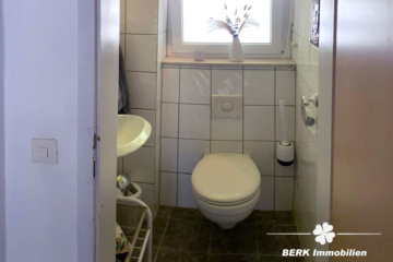 BERK Immobilien – Vermietetes Dreifamilienhaus als Kapitalanlage in Leidersbach - WC OG (109107)