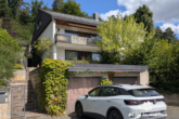 Fassade u. Garage - BERK Immobilien – Mehr als nur eine ETW in Laudenbach – Garten, Ausbaufläche, einzigartiger Ausblick