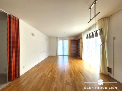 BERK Immobilien – 3-Zimmer-ETW in Kahl a. M. – modern, gut geschnitten & in toller Wohnlage - Wohn-Essbereich mit angeschlossenem Balkon (127030)