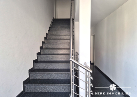 BERK Immobilien – 3-Zimmer-ETW in Kahl a. M. – modern, gut geschnitten & in toller Wohnlage - Treppenhaus (127047)