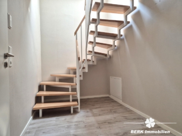 BERK Immobilien – bezugsfertige & gemütliche Maisonette-Wohnung mit 3 Zimmern im Herzen von Obernau - Treppenaufgang ins DG (107197)