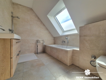 BERK Immobilien – bezugsfertige & gemütliche Maisonette-Wohnung mit 3 Zimmern im Herzen von Obernau - Tageslichtbad DG (107198)