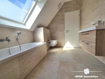 BERK Immobilien – bezugsfertige & gemütliche Maisonette-Wohnung mit 3 Zimmern im Herzen von Obernau - Tageslichtbad DG (107199)