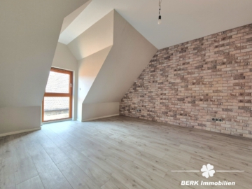 BERK Immobilien – bezugsfertige & gemütliche Maisonette-Wohnung mit 3 Zimmern im Herzen von Obernau - Schlafzimmer I DG (107200)