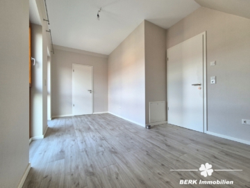 BERK Immobilien – bezugsfertige & gemütliche Maisonette-Wohnung mit 3 Zimmern im Herzen von Obernau - Schlafzimmer II DG (107202)