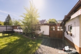 Garten + Nebengebäuden - BERK Immobilien – Gepflegtes 3-Familienhaus mit großem Grundstück und vielseitigen Möglichkeiten