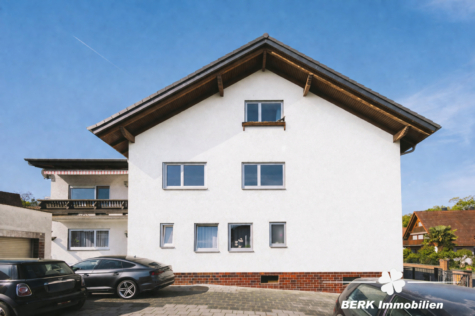 BERK Immobilien – Gepflegtes 3-Familienhaus mit großem Grundstück und vielseitigen Möglichkeiten - Hausansicht - (KI optimiert) (122693)