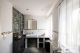 EG Badezimmer - BERK Immobilien – Gepflegtes 3-Familienhaus mit großem Grundstück und vielseitigen Möglichkeiten