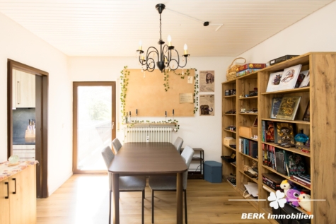 BERK Immobilien – Gepflegtes 3-Familienhaus mit großem Grundstück und vielseitigen Möglichkeiten - OG Essbereich (122704)