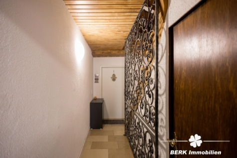BERK Immobilien – Gepflegtes 3-Familienhaus mit großem Grundstück und vielseitigen Möglichkeiten - Treppenhaus (122698)
