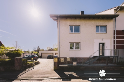 BERK Immobilien – Gepflegtes 3-Familienhaus mit großem Grundstück und vielseitigen Möglichkeiten - Hausansicht (122715)