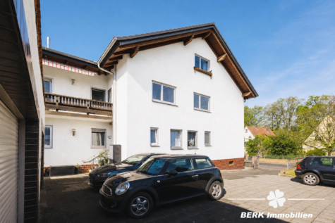 BERK Immobilien – Gepflegtes 3-Familienhaus mit großem Grundstück und vielseitigen Möglichkeiten - Hausansicht - (KI optimiert) (122692)