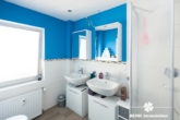 OG Badezimmer - BERK Immobilien – Gepflegtes 3-Familienhaus mit großem Grundstück und vielseitigen Möglichkeiten