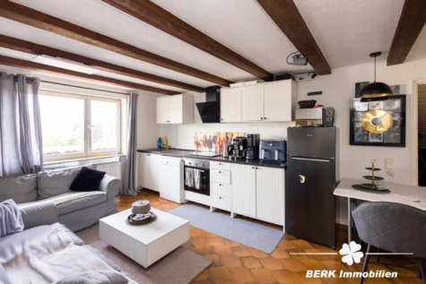 BERK Immobilien – Gepflegtes 3-Familienhaus mit großem Grundstück und vielseitigen Möglichkeiten - DG Wohnzimmer (122710)