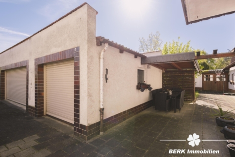 BERK Immobilien – Gepflegtes 3-Familienhaus mit großem Grundstück und vielseitigen Möglichkeiten - Garagen und Freisitz (122695)
