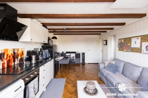 BERK Immobilien – Gepflegtes 3-Familienhaus mit großem Grundstück und vielseitigen Möglichkeiten - DG Wohnzimmer (122711)