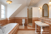 Badezimmer mit Dusche u. Wanne