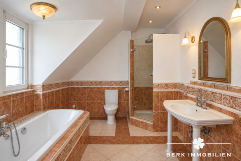 BERK Immobilien – Altbauvila – Wohnen mit Stil, Charme und viel Platz für die gesamte Familie - Badezimmer mit Dusche u. Wanne (129253)