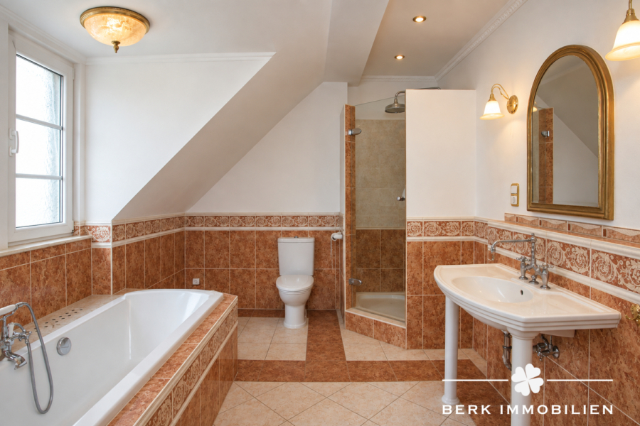 Badezimmer mit Dusche u. Wanne