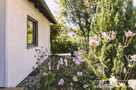 BERK Immobilien – Wohnen mit Weitblick und großem Garten in Grünmorsbach - Vorgarten (126767)
