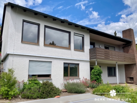 BERK Immobilien – Wohnen mit Weitblick und großem Garten in Grünmorsbach - Rückansicht (127085)