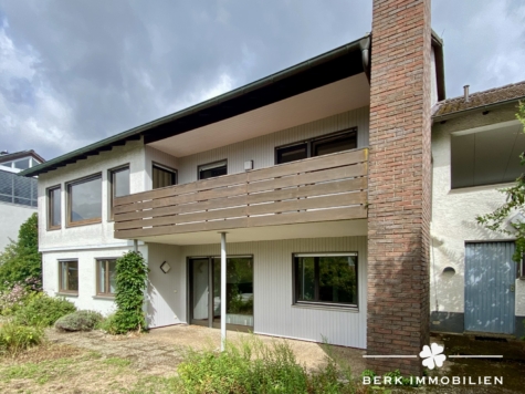 BERK Immobilien – Wohnen mit Weitblick und großem Garten in Grünmorsbach - Rückansicht (128802)