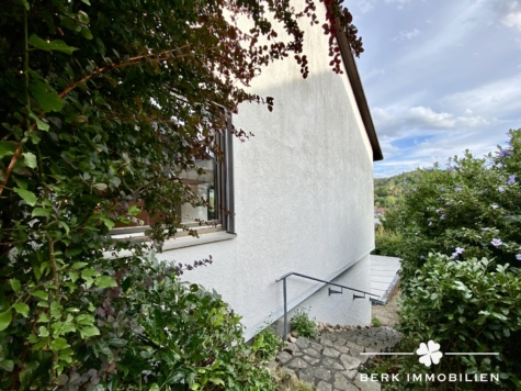 BERK Immobilien – Wohnen mit Weitblick und großem Garten in Grünmorsbach - seitlicher Treppenabgang (128805)
