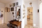 Flur mit Gardarobe - BERK Immobilien – Stilvolle DHH mit Gartenidylle und Wellnessbereich in Seligenstadt – Ausbaupotential