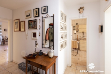 BERK Immobilien – Stilvolle DHH mit Gartenidylle und Wellnessbereich in Seligenstadt – Ausbaupotential - Flur mit Gardarobe (117384)