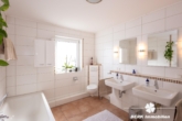 Bad mit Wanne u. Dusche - BERK Immobilien – Stilvolle DHH mit Gartenidylle und Wellnessbereich in Seligenstadt – Ausbaupotential