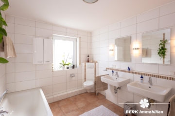BERK Immobilien – Stilvolle DHH mit Gartenidylle und Wellnessbereich in Seligenstadt – Ausbaupotential - Bad mit Wanne u. Dusche (117385)