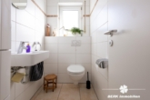 Gäste-WC - BERK Immobilien – Stilvolle DHH mit Gartenidylle und Wellnessbereich in Seligenstadt – Ausbaupotential