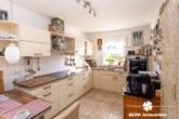 Küche mit EBK - BERK Immobilien – Stilvolle DHH mit Gartenidylle und Wellnessbereich in Seligenstadt – Ausbaupotential