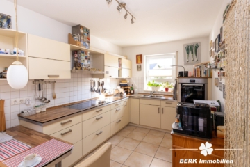 BERK Immobilien – Stilvolle DHH mit Gartenidylle und Wellnessbereich in Seligenstadt – Ausbaupotential - Küche mit EBK (117382)