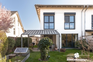 BERK Immobilien – Stilvolle DHH mit Gartenidylle und Wellnessbereich in Seligenstadt – Ausbaupotential - Hintere Hausansicht (117377)