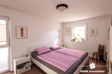 BERK Immobilien – Stilvolle DHH mit Gartenidylle und Wellnessbereich in Seligenstadt – Ausbaupotential - Schlafzimmer (117389)